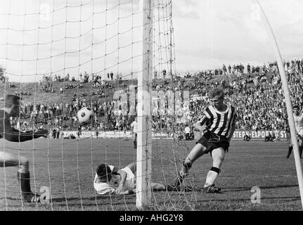 Fußball, Regionalliga West, 1966/1967, Stadion bin Uhlenkrug in Essen, ETB Schwarz Weiss Essen vs. SSV Hagen 0:0, Szene des Spiels, v.l.n.r.: Torwart Helmut Müller (SSV), Hartwig Zecher (SSV), Alfred Semelka (ETB) Stockfoto