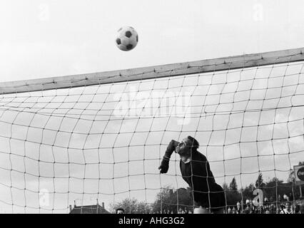 Fußball, Regionalliga West, 1966/1967, Stadion bin Uhlenkrug in Essen, ETB Schwarz Weiss Essen vs. SSV Hagen 0:0, Szene des Spiels, ETB Distanz-Schuss von ETB über der Bar, kein Eingriff des Halters Helmut Müller (SSV) Stockfoto