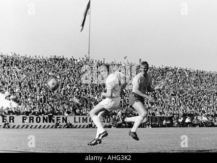 Fußball, Bundesliga, 1966/1967, Stadion in der Hafen-Straße, Rot-Weiss Essen vs. Eintracht Braunschweig 0:0, Szene des Spiels, Manfred Frankowski (Essen), links rechts Wolfgang Matz (Braunschweig) Stockfoto