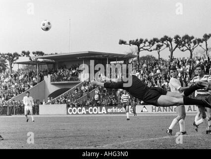 Fußball, Bundesliga, 1966/1967, Wedau Stadion Duisburg, MSV Duisburg vs. Borussia Mönchengladbach 1:3, Szene des Spiels, v.l.n.r.: Keeper Manfred Manglitz (MSV), hinter Herbert Laumen (MG) und Detlef Pirsig (MSV) Stockfoto