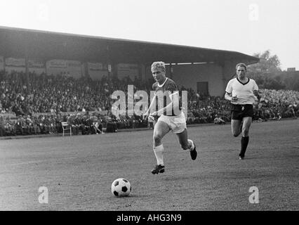 Fußball, Regionalliga, 1966/1967, Aktion Spiel in der Bundesliga 1967/1968, ETB Schwarz Weiss Essen gegen Arminia Hannover 2:1, bin Stadion Uhlenkrug in Essen, Szene des Spiels, Heinz Stauvermann (Hannover) in Ballbesitz, rechts Karlheinz Mozin () Stockfoto