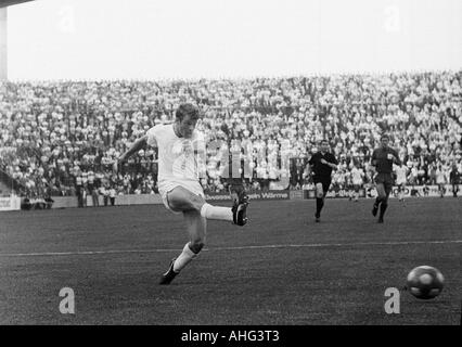 Fußball, Freundschaftsspiel, 1967, Boekelberg Stadion in Mönchengladbach, Borussia Moenchengladbach gegen FC Fulham 4:1, Szene des Spiels, Herbert Wimmer (MG) Schüsse aufs Tor Stockfoto