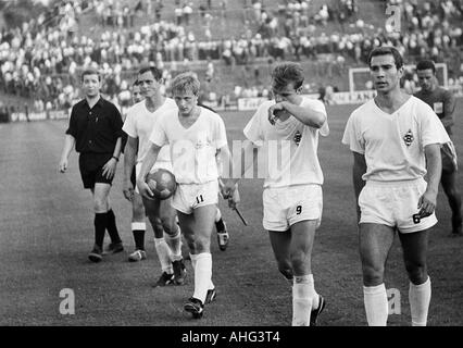 Fußball, freundliche Spiel, 1967, Boekelberg Stadion in Mönchengladbach, Borussia Moenchengladbach gegen FC Fulham 4:1, Fußball Spieler das Spielfeld verlassen, v.l.n.r.: Schiedsrichter Alfred Ott aus Rheinbrohl, Peter Meyer (MG), Klaus Ackermann (MG), Klaus Winkler () Stockfoto