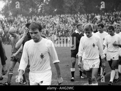 Fußball, Bundesliga, 1967/1968, FC Schalke 04 gegen Borussia Mönchengladbach 3:4, Glueckaufkampfbahn-Stadion in Gelsenkirchen, Fußball Spieler das Spielfeld verlassen, v.l.n.r.: Klaus Fichtel (S04), Willi Kraus (S04), Herbert Laumen (MG), Schiedsrichter Helmut Fritte Stockfoto