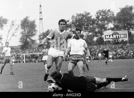 Fußball, Bundesliga, 1967/1968, Glueckaufkampfbahn Stadion, FC Schalke 04 gegen TSV 1860 München 0:0, Szene des Spiels, v.l.n.r.: Klaus Senger (S04), Rudolf Zeiser (1860), Torhüter Norbert Nigbur (S04) auf Grund gelaufen, Rudolf Brunnenmeier (1860), Herbert Hoebusch (S Stockfoto