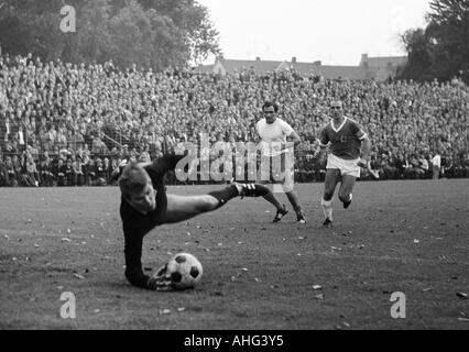 Fußball, Bundesliga, 1967/1968, Glueckaufkampfbahn Stadion, FC Schalke 04 gegen TSV 1860 München 0:0, Szene des Spiels, v.l.n.r.: Speichern der Torwart Norbert Nigbur, Zarko Nicolic (beide Schalke), Peter Grosser (1860) Stockfoto