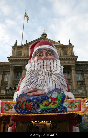 Eine riesige Vater Chsirtmas Figur auf einem Freiluftmarkt in Birmingham England UK Stockfoto