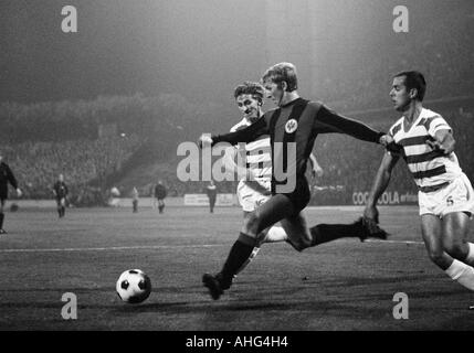 Fußball, Bundesliga, 1967/1968, Wedau Stadion Duisburg, MSV Duisburg gegen Eintracht Frankfurt 0:1, Szene des Spiels, v.l.n.r.: Manfred Müller (MSV), Jürgen Grabowski (Frankfurt), Johann Sabath (MSV) Stockfoto