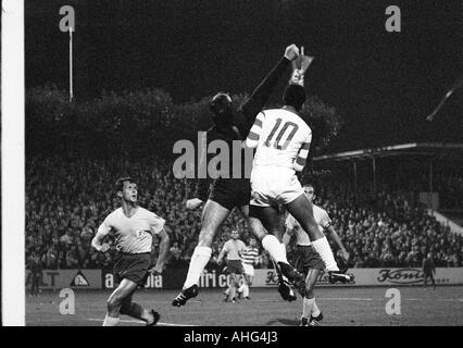 Fußball, Bundesliga, 1967/1968, MSV Duisburg vs. Eintracht Braunschweig 2:3, Wedau Stadion Duisburg, Szene des Spiels, gestanzten Freigabe durch Keeper Horst Wolter (Braunschweig) gegen Erwin Kostedde (MSV, 10), Walter Schmidt (Braunschweig), Righ verließ Stockfoto