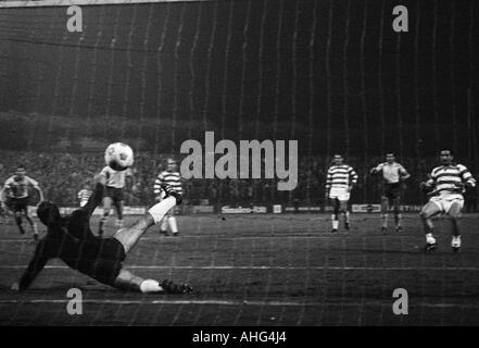 Fußball, Bundesliga, 1967/1968, MSV Duisburg vs. Eintracht Braunschweig 2:3, Wedau-Stadion in Duisburg, Szene des Spiels, Djordje Pavlic (MSV) schießt das 1:0 Hand Elfmetertor nach Duisburg, Keeper Horst Wolter (Braunschweig) ist chancenlos Stockfoto