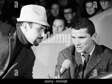 Fußball, Bundesliga, 1967/1968, MSV Duisburg vs. Eintracht Braunschweig 2:3, Wedau-Stadion in Duisburg, Spieler Lothar Ulsass in ziviler Kleidung, verletzt, Reporter mit Mikrofon, interview Stockfoto