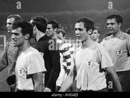 Fußball, Bundesliga, 1967/1968, MSV Duisburg vs. Eintracht Braunschweig 2:3, Wedau-Stadion in Duisburg, Fußballspieler verlassen das Spielfeld, v.l.n.r.: Keeper Manfred Manglitz (Duisburg), Walter Schmidt, Torwart Horst Wolter (beide Braunschweig), Horst Wild Stockfoto