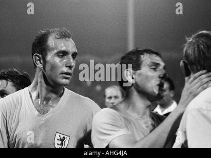 Fußball, Bundesliga, 1967/1968, MSV Duisburg vs. Eintracht Braunschweig 2:3, Wedau Stadion Duisburg, Fußballspieler, verließ Joachim Baese, rechts Walter Schmidt (beide Braunschweig) Stockfoto