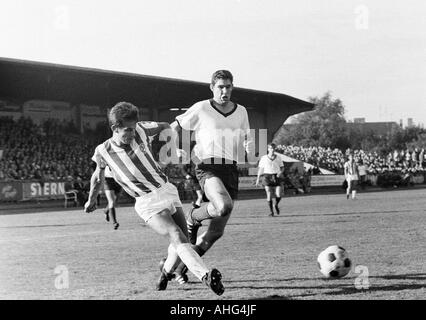 Fußball, Regionalliga West, 1967/1968, ETB Schwarz Weiss Essen gegen Arminia Bielefeld 0:4, bin Stadion Uhlenkrug in Essen, Szene des Spiels, Duell zwischen Heinz Dieter Loemm (Bielefeld, links) und Hans Huelsmann (ETB), hinter Günter Leufgen (ETB) Stockfoto