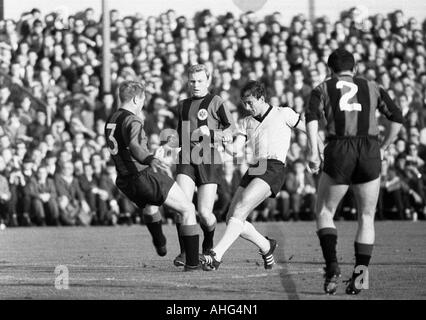 Fußball, Bundesliga, 1967/1968, Borussia Dortmund gegen Eintracht Frankfurt 2:1, Stadion Rote Erde in Dortmund, Szene des Spiels, v.l.n.r.: Dieter Lindner (Frankfurt), Lothar Schaemer (Frankfurt), Reinhold Wosab (BVB), Fahrudin Jusufi (Frankfurt) Stockfoto