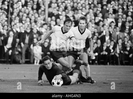 Fußball, Bundesliga, 1967/1968, Borussia Dortmund vs. Eintracht Frankfurt 2:1, Stadion Rote Erde in Dortmund, Szene des Spiels, Speichern von Torhüter Hans Tilkowski (Frankfurt) auf Grund gelaufen, hinter Reinhold Wosab (BVB) und Horst Trimhold (BVB) rechts Stockfoto