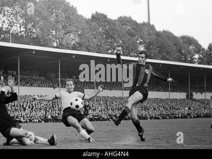 Fußball, Bundesliga, 1967/1968, Borussia Dortmund vs. Eintracht Frankfurt 2:1, Stadion Rote Erde in Dortmund, Szene des Spiels, Ernst Abbe (Frankfurt) Schüsse aufs Tor, Keeper Bernhard Wessel (BVB), dazwischen verließ Wilhelm Sturm (BVB) Stockfoto