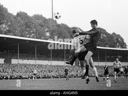 Fußball, Bundesliga, 1967/1968, Borussia Dortmund vs. Eintracht Frankfurt 2:1, Stadion Rote Erde in Dortmund, Szene des Spiels, Header-Duell zwischen Wilhelm Sturm (BVB, 6) und Ernst Abbe (Frankfurt), rechts Gerd Peehs (BVB), hinten Schiedsrichter Erwin Sturm Stockfoto