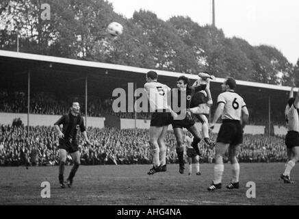 Fußball, Bundesliga, 1967/1968, Borussia Dortmund vs. Eintracht Frankfurt 2:1, Stadion Rote Erde in Dortmund, Szene des Spiels, v.l.n.r.: Fahrudin Jusufi (Frankfurt), Wolfgang Paul (BVB), Juergen Friedrich (Frankfurt), Gerd Peehs (BVB), Wilhelm Sturm Stockfoto