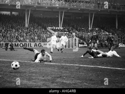 Fußball, Bundesliga, 1967/1968, Müngersdorfer Stadion in Köln, 1. FC Köln gegen Borussia Mönchengladbach 2:5, Szene des Spiels, Ziel, Gladbach, v.l.n.r.: Torhüter Anton Schumacher (FC), Herbert Wimmer (MG), Peter Meyer (MG), Wolfgang Rausch (FC Stockfoto