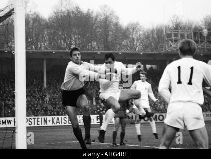 Fußball, Bundesliga, 1967/1968, Müngersdorfer Stadion in Köln, 1. FC Köln gegen Borussia Mönchengladbach 2:5, Szene des Spiels, v.l.n.r.: Torhüter Anton Schumacher (FC), Peter Meyer (MG), Herbert Wimmer (MG), Klaus Ackermann (MG) Stockfoto