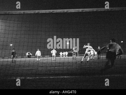 Fußball, Bundesliga, 1967/1968, Müngersdorfer Stadion in Köln, 1. FC Köln gegen Borussia Mönchengladbach 2:5, Szene des Spiels, 1:4 Foulelfmeter Ziel Gladbach Günter Netzer (MG), rechts Keeper Anton Schumacher (FC) Stockfoto