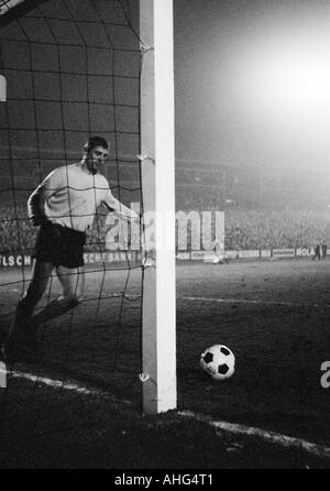 Fußball, Bundesliga, 1967/1968, Müngersdorfer Stadion in Köln, 1. FC Köln gegen Borussia Mönchengladbach 2:5, Szene des Spiels, 1:4 Foulelfmeter Ziel Gladbach von Guenter Netzer (nicht abgebildet), Torhüter, die Anton Schumacher holt den Ball aus Stockfoto