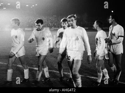 Fußball, Bundesliga, 1967/1968, Müngersdorfer Stadion in Köln, 1. FC Köln gegen Borussia Mönchengladbach 2:5, Fußballspieler verlassen das Spielfeld, v.l.n.r.: Rudolf Poeggeler, Herbert Laumen, Klaus Ackermann, Guenter Netzer, Berti Vogts, Egon Milde Stockfoto