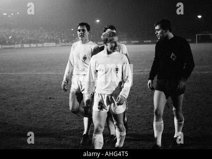 Fußball, Bundesliga, 1967/1968, Müngersdorfer Stadion in Köln, 1. FC Köln gegen Borussia Mönchengladbach 2:5, Fußballspieler verlassen das Spielfeld, v.l.n.r.: Peter Meyer, Berti Vogts, Keeper Volker Danner (alle MG) Stockfoto