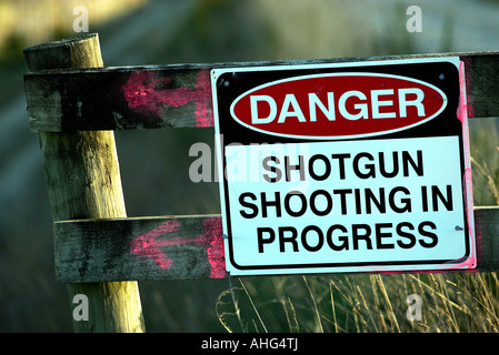 Gefahr-Schrotflinte schießen in Fortschritt Schild am Zaun in der Nähe von Blenheim Marlborough New Zealand Stockfoto