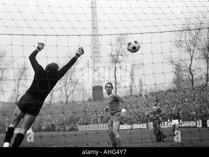 Fußball, Bundesliga, 1968/1969, FC Schalke 04 gegen Kickers Offenbach 3:0, Glueckaufkampfbahn-Stadion in Gelsenkirchen, Szene des Spiels, unzulässige Ziel nach Offenbach, v.l.n.r.: Torwart Norbert Nigbur, Hans Juergen Becher, Gerhard Neuser (alle Schalke) Stockfoto