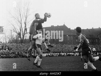 Fußball, Regionalliga West, 1968/1969, VfL Bochum gegen Rot-Weiss Oberhausen 0:0, Stadion an der Castroper Straße in Bochum, Szene des Spiels, Speichern von Keeper Theo Diegelmann (VfL), rechts Werner Jablonksi (VfL) Stockfoto