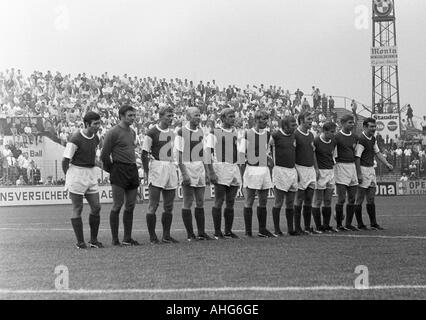 Fußball, freundlich-Spiel, 1969, Stadion eine der Hafenstrasse in Essen, Rot-Weiss Essen vs. Eintracht Frankfurt 2:1, Team-Foto, Aufnahme des Essener Teams, v.l.n.r.: Herbert Weinberg, Fred-Werner Bockholt, Heinz Stauvermann, Werner Kik, Georg Jung, Peter Stockfoto