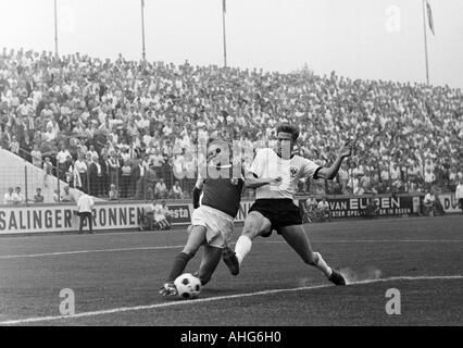 Fußball, Freundschaftsspiel, 1969, Stadion eine der Hafenstrasse in Essen, Rot-Weiss Essen vs. Eintracht Frankfurt 2:1, Szene des Spiels, Duell zwischen Helmut Littek (RWE) links und Friedel Lutz (Frankfurt) Stockfoto