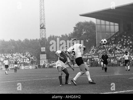 Fußball, Freundschaftsspiel, 1969, Stadion eine der Hafenstrasse in Essen, Rot-Weiss Essen vs. Eintracht Frankfurt 2:1, Szene des Spiels, Duell zwischen Helmut Littek (RWE) links und Lothar Schaemer (Frankfurt, 5) Stockfoto