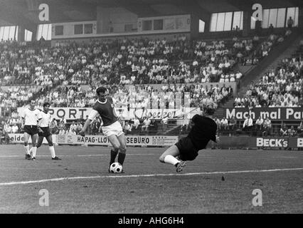 Fußball, freundlich-Spiel, 1969, Stadion eine der Hafenstrasse in Essen, Rot-Weiss Essen vs. Eintracht Frankfurt 2:1, Szene des Spiels, v.l.n.r.: Fahrudin Jusufi (Frankfurt), Jürgen Kalb (Frankfurt), Willi Lippens (RWE), Keeper Siegbert Feghelm (Frankfur Stockfoto