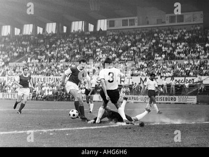 Fußball, Freundschaftsspiel, 1969, Stadion eine der Hafenstrasse in Essen, Rot-Weiss Essen vs. Eintracht Frankfurt 2:1, Szene des Spiels, v.l.n.r.: Diethelm Ferners (RWE), Willi Lippens (RWE), Fahrudin Jusufi (Frankfurt) hinter Keeper Siegbert Feghelm (Fran Stockfoto