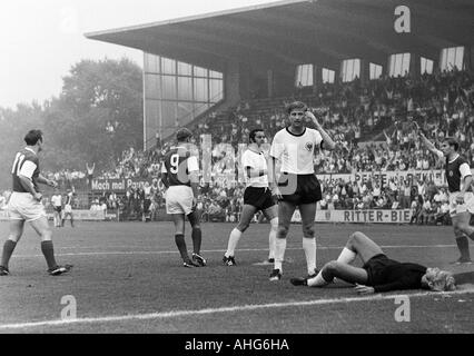 Fußball, freundliche Spiel, 1969, Stadion eine der Hafenstrasse in Essen, Rot-Weiss Essen vs. Eintracht Frankfurt 2:1, Szene des Spiels, Ziel nach Essen, v.l.n.r.: Torschütze Willi Lippens (RWE), Helmut Littek (RWE), Albrecht Wachsmann (Frankfurt), Friedel Stockfoto