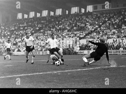 Fußball, freundliche Spiel, 1969, Stadion eine der Hafenstrasse in Essen, Rot-Weiss Essen vs. Eintracht Frankfurt 2:1, Szene des Spiels, v.l.n.r.: Juergen Kalb (Frankfurt), Friedel Lutz (Frankfurt), Helmut Littek (RWE), Fahrudin Jusufi (Frankfurt), bedeckt Stockfoto