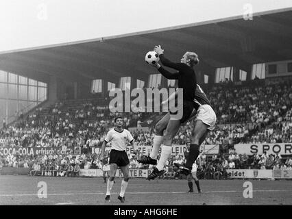 Fußball, freundliche Spiel, 1969, Stadion eine der Hafenstrasse in Essen, Rot-Weiss Essen vs. Eintracht Frankfurt 2:1, Szene des Spiels, v.l.n.r. Friedel Lutz (Frankfurt), Keeper Siegbert Feghelm (Frankfurt), Helmut Littek (RWE), Diethelm Ferners (RWE) beh Stockfoto