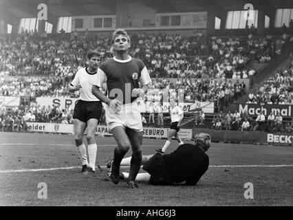 Fußball, freundlich-Spiel, 1969, Stadion eine der Hafenstrasse in Essen, Rot-Weiss Essen vs. Eintracht Frankfurt 2:1, Szene des Spiels, Header Ziel nach Essen, v.l.n.r. Friedel Lutz (Frankfurt), Torschütze Helmut Littek (RWE), Fahrudin Jusufi (Frankfurt), Stockfoto