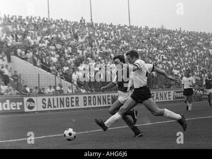 Fußball, Freundschaftsspiel, 1969, Stadion eine der Hafenstrasse in Essen, Rot-Weiss Essen vs. Eintracht Frankfurt 2:1, Szene des Spiels, Duell zwischen Herbert Weinberg (RWE) links und Dieter Lindner (Frankfurt) Stockfoto