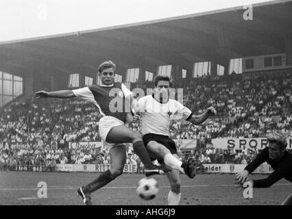 Fußball, freundliche Spiel, 1969, Stadion eine der Hafenstrasse in Essen, Rot-Weiss Essen vs. Eintracht Frankfurt 2:1, Szene des Spiels, v.l.n.r.: Helmut Littek (RWE), Friedel Lutz (Frankfurt), Keeper Siegbert Feghelm (Frankfurt) Stockfoto