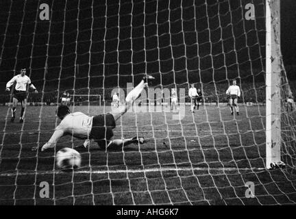 Fußball, Bundesliga, 1969/1970, Wedau Stadion Duisburg, MSV Duisburg gegen Rot-Weiss Oberhausen 2:1, Szene des Spiels, 2:1-Siegtreffer nach Duisburg von Hartmut Heidemann (nicht abgebildet), Keeper Wolfgang Scheid ist chancenlos, Dieter Hentschel (Ob links Stockfoto