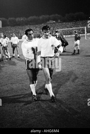 Fußball, Bundesliga, 1969/1970, Wedau Stadion Duisburg, MSV Duisburg gegen Rot-Weiss Oberhausen 2:1, Fußballspieler wurde abgeschickt, Platzverweis, Dieter Hentschel (RWO) rechts, links Franz Krauthausen (RWO) Stockfoto