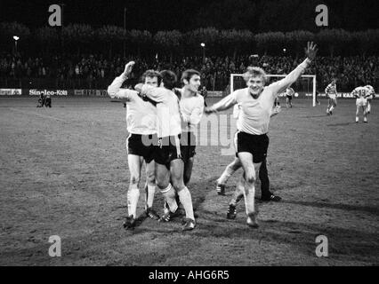 Fußball, Bundesliga, 1969/1970, Wedau Stadion Duisburg, MSV Duisburg vs. Borussia Dortmund 0:1, Dortmund-Spieler, die Freude auf den Siegtreffer, v.l.n.r.: Torschütze Willi Neuberger, Rudolf Assauer, Alfred Kohlhaeufl Stockfoto