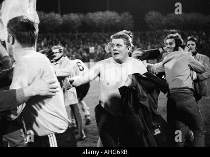 Fußball, Bundesliga, 1969/1970, Wedau Stadion Duisburg, MSV Duisburg vs. Borussia Dortmund 0:1, Dortmund-Spieler und Fans, die Freude an den Sieg, direkt hinter Ferdinand Heitkamp (BVB) Stockfoto