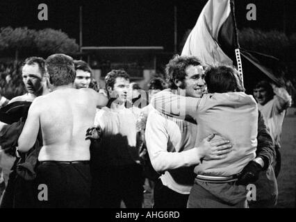 Fußball, Bundesliga, 1969/1970, Wedau Stadion Duisburg, MSV Duisburg vs. Borussia Dortmund 0:1, Dortmund-Spieler und Fans, die Freude an den Sieg, v.l.n.r.: Wolfgang Paul, Keeper Juergen Rynio, Torschütze Willi Neuberger, Ferdinand Heitkamp Stockfoto