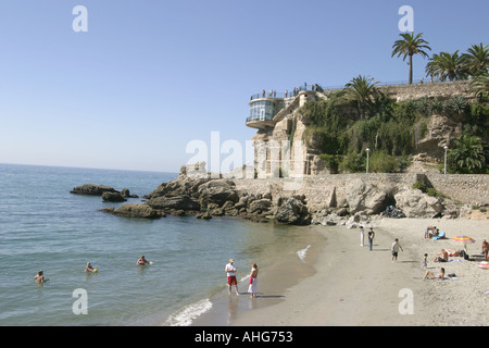 Nerja, Costa Del Sol, Spanien.  Blick über Calahonda Strand zum Balcon de Europa. Stockfoto