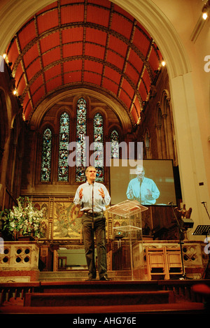 Nicky Gumbel von Holy Trinity Brompton Kirche London The Alpha Kurs Adresse Schlüsselfragen in Bezug auf den christlichen Glauben Stockfoto